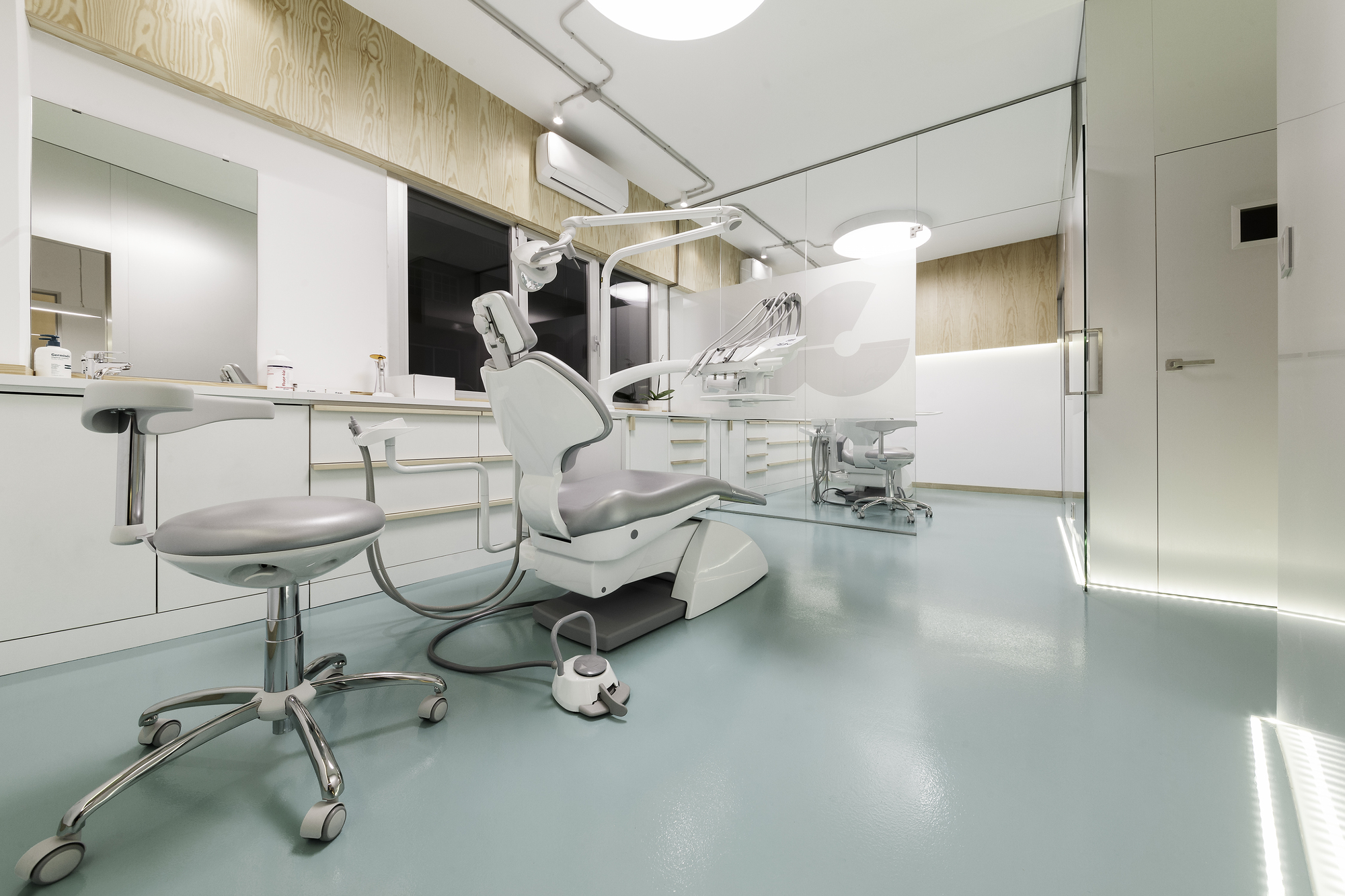 12-adult-dental-chair-modern-dental-clinic-interior-design-idea